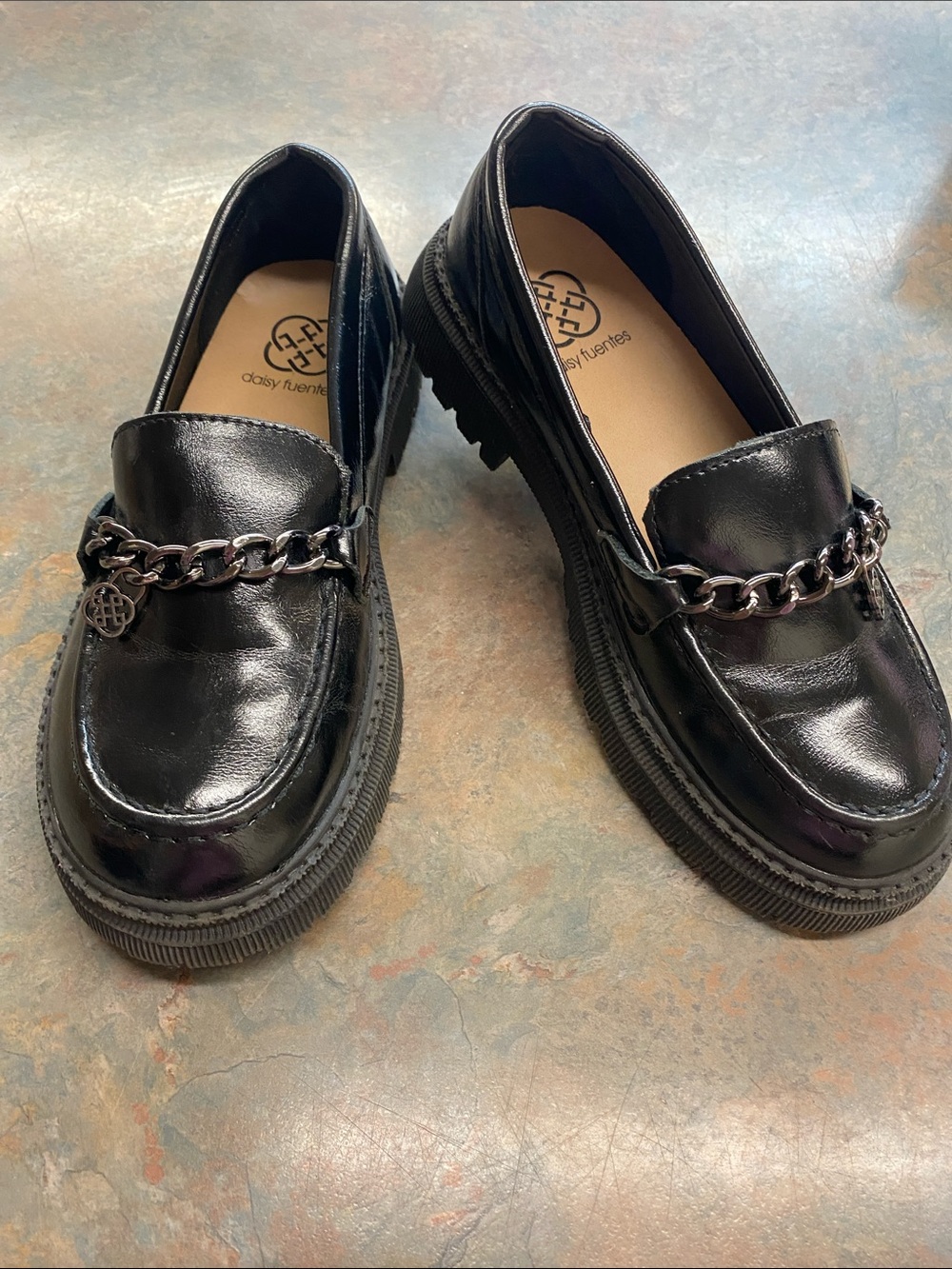 Daisy Fuentes Black Patent Chain-Trim Kid Girls' Loafers